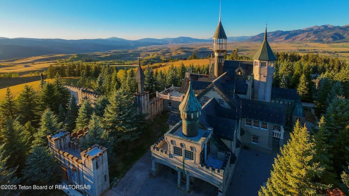 9,470 Sq. Ft. Mansion in Bedford, WY ($13,490,000)