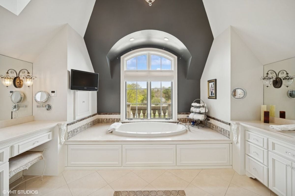 8,000 Sq. Ft. Mansion in Glencoe, IL ($3,695,000)