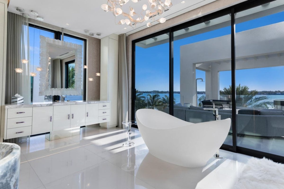 16,582 Sq. Ft. Mansion in Manalapan, FL ($84,888,000)