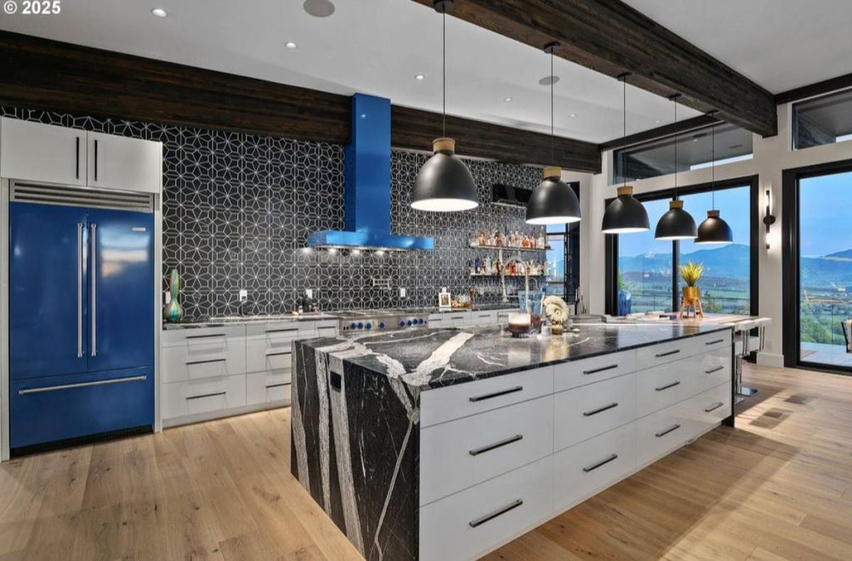8,293 Sq. Ft. Mansion in Medford, OR ($7,900,000)