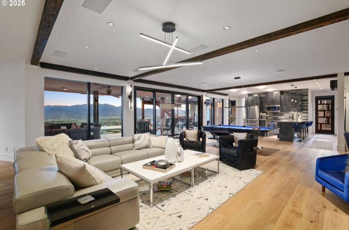 8,293 Sq. Ft. Mansion in Medford, OR ($7,900,000)