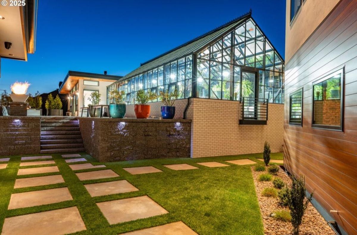 8,293 Sq. Ft. Mansion in Medford, OR ($7,900,000)