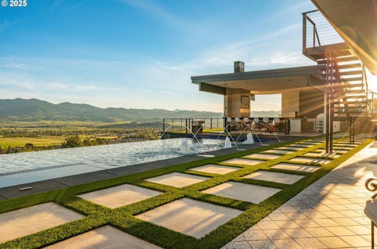 8,293 Sq. Ft. Mansion in Medford, OR ($7,900,000)