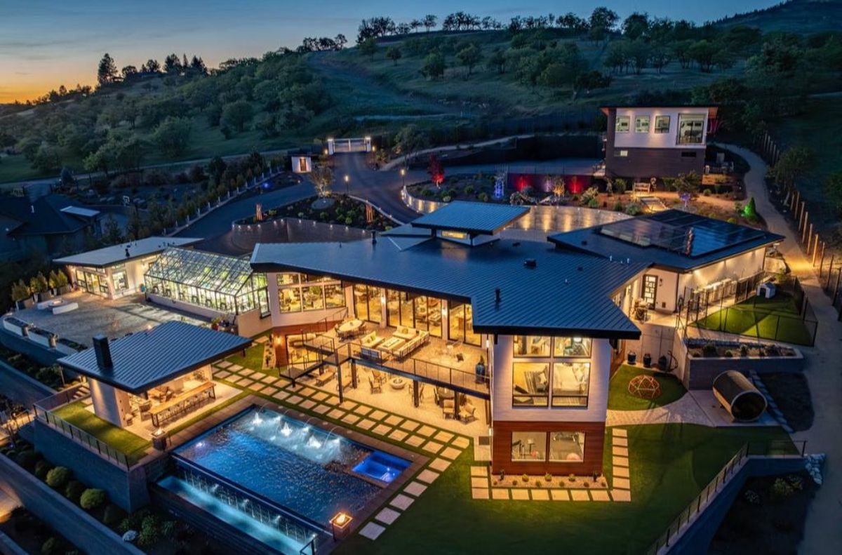 8,293 Sq. Ft. Mansion in Medford, OR ($7,900,000)