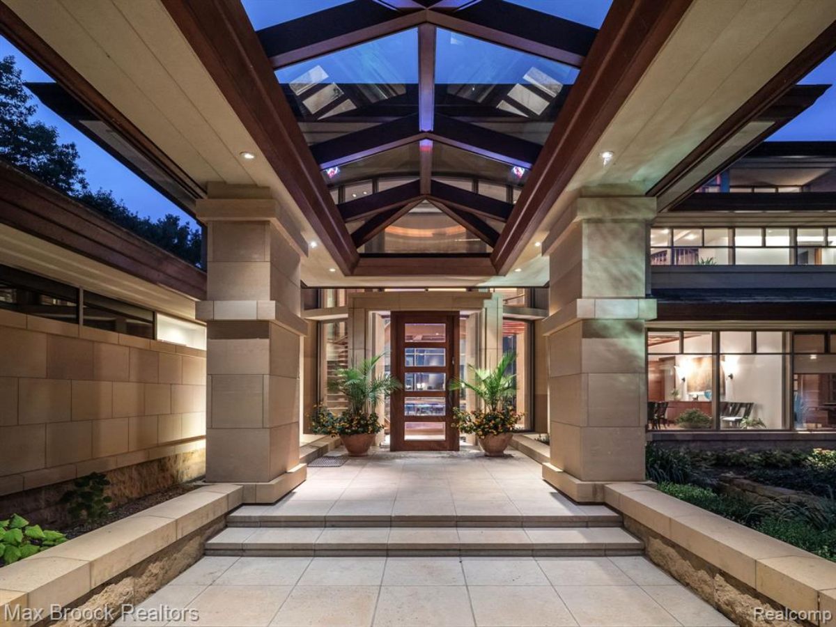 9,369 Sq. Ft. Mansion in Orchard Lake, MI ($9,999,900)