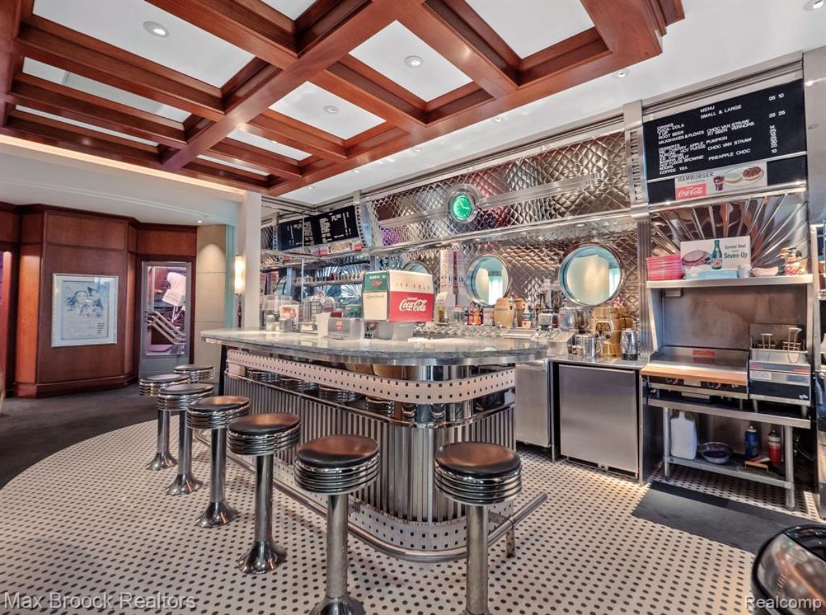 9,369 Sq. Ft. Mansion in Orchard Lake, MI ($9,999,900)