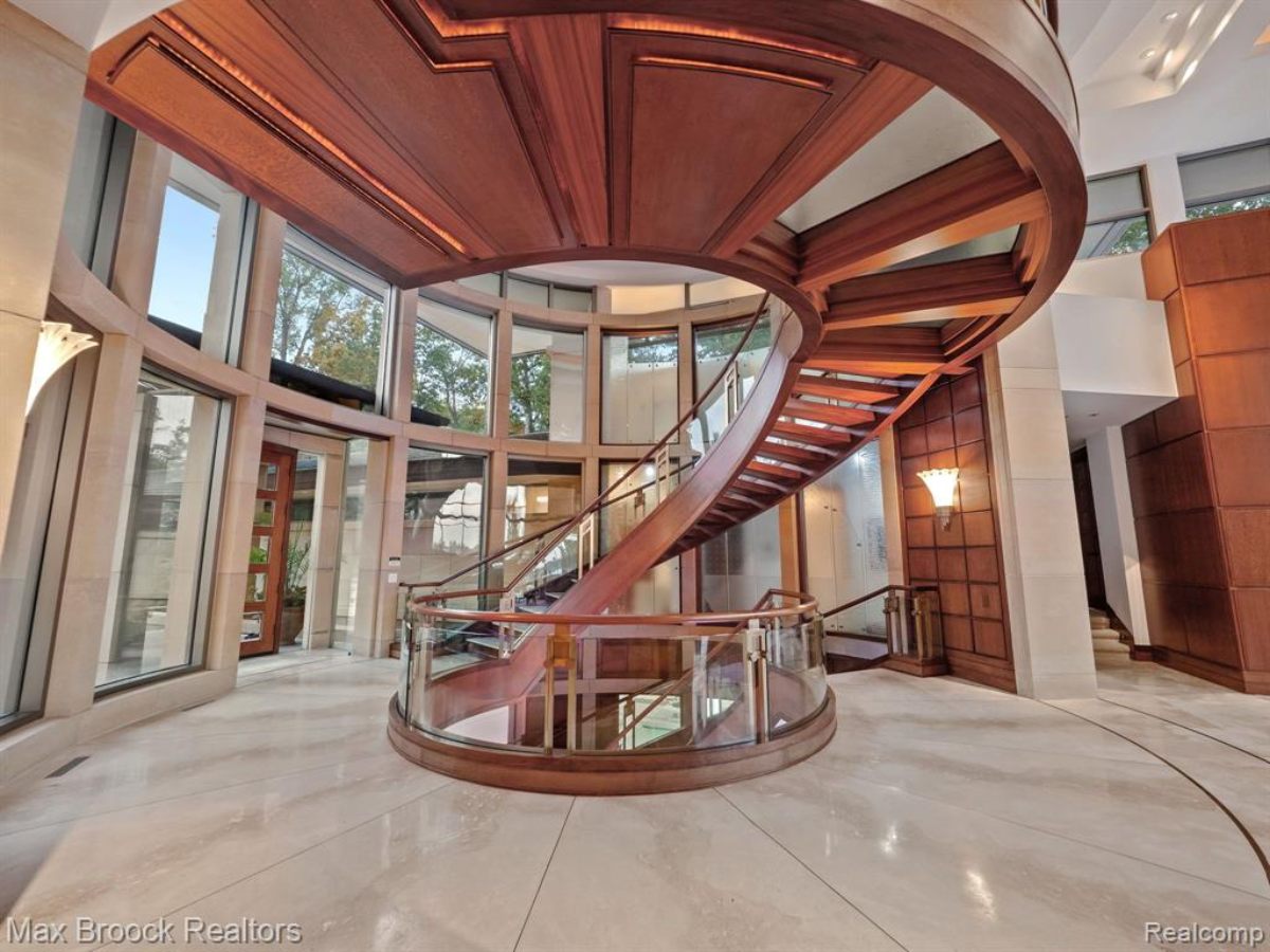 9,369 Sq. Ft. Mansion in Orchard Lake, MI ($9,999,900)