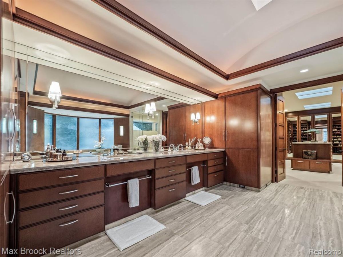 9,369 Sq. Ft. Mansion in Orchard Lake, MI ($9,999,900)