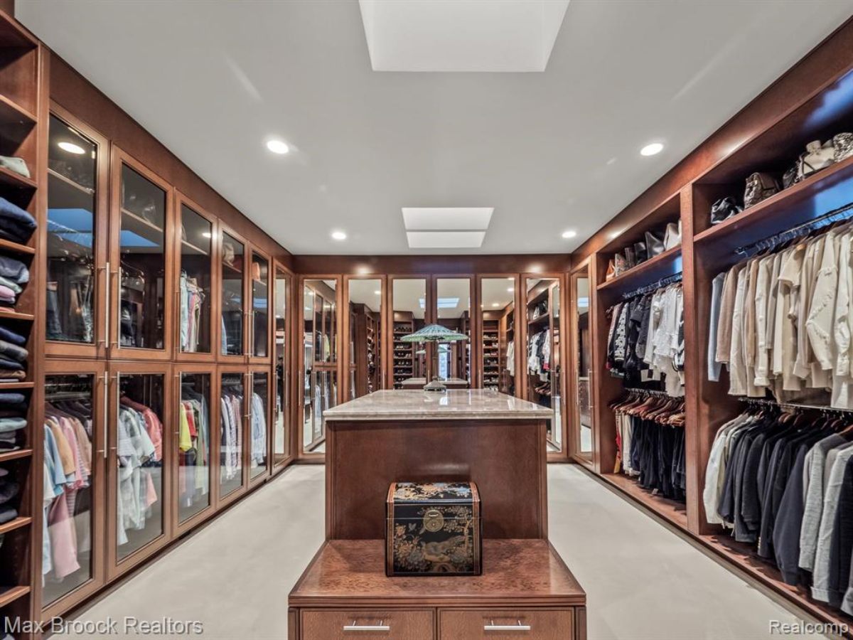 9,369 Sq. Ft. Mansion in Orchard Lake, MI ($9,999,900)