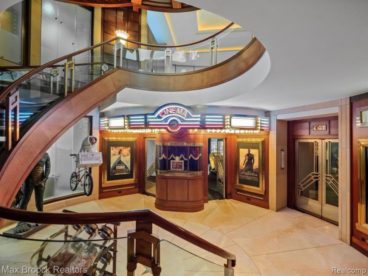 9,369 Sq. Ft. Mansion in Orchard Lake, MI ($9,999,900)