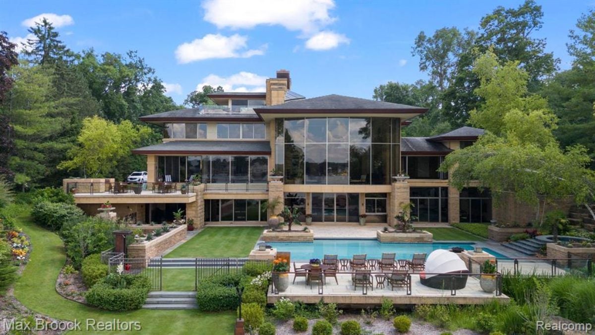 9,369 Sq. Ft. Mansion in Orchard Lake, MI ($9,999,900)
