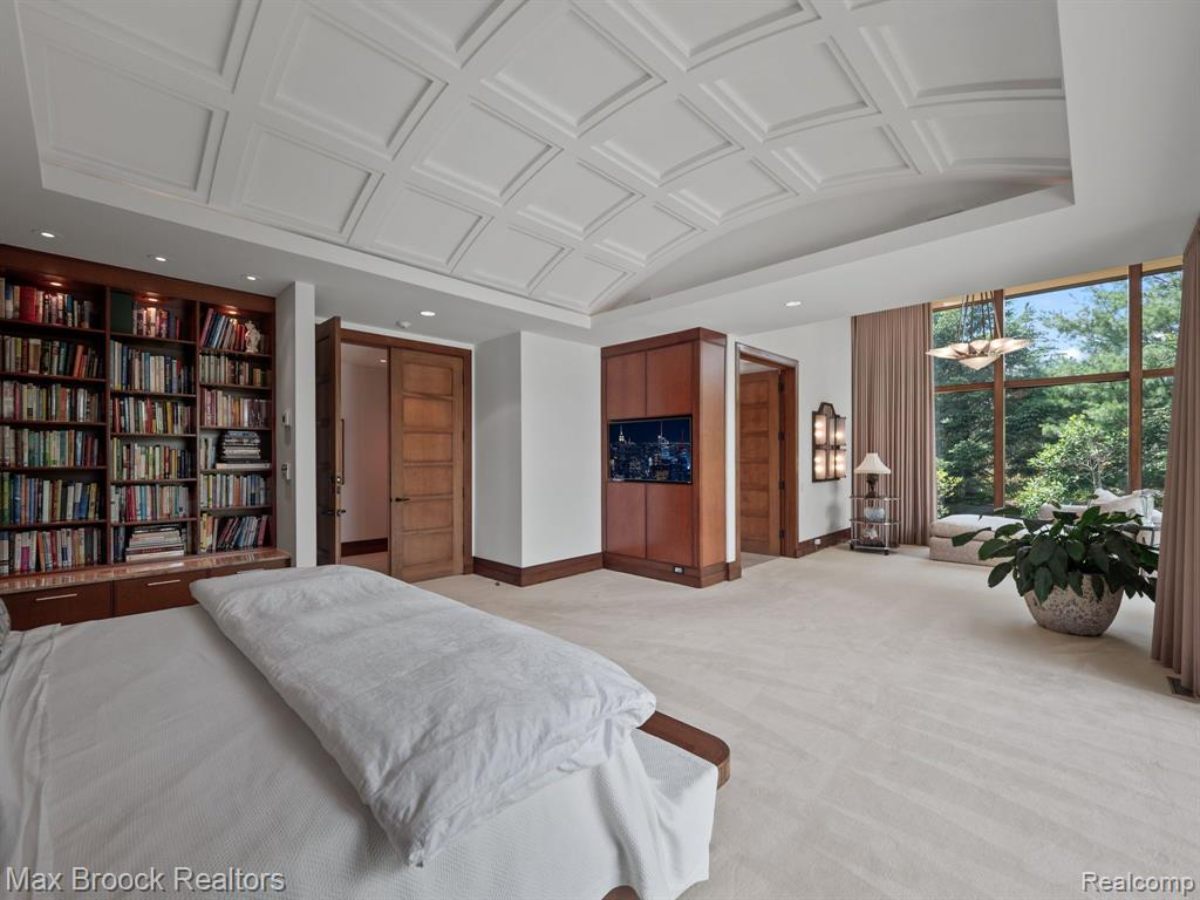 9,369 Sq. Ft. Mansion in Orchard Lake, MI ($9,999,900)