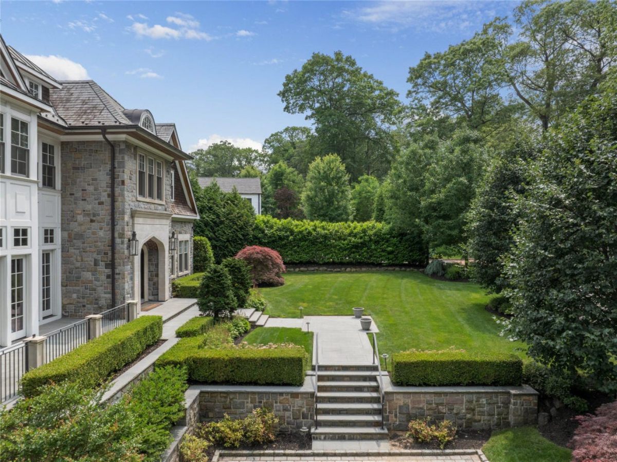 5,892 Sq. Ft. Mansion in Roslyn Estates, NY ($7,350,000)