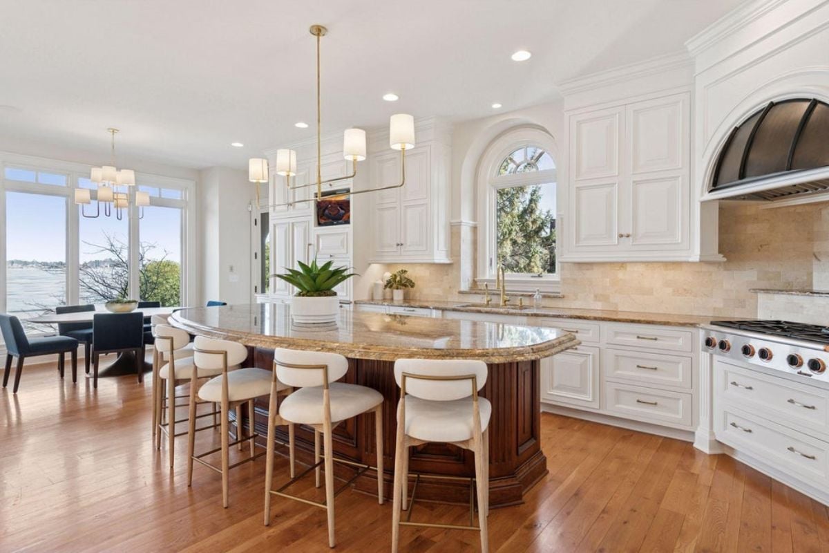 8,455 Sq. Ft. Mansion in Shorewood, MN ($5,995,000)