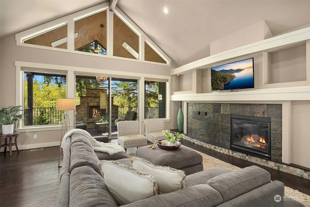 Spacious Living Room with a View Through Expansive Glass Doors