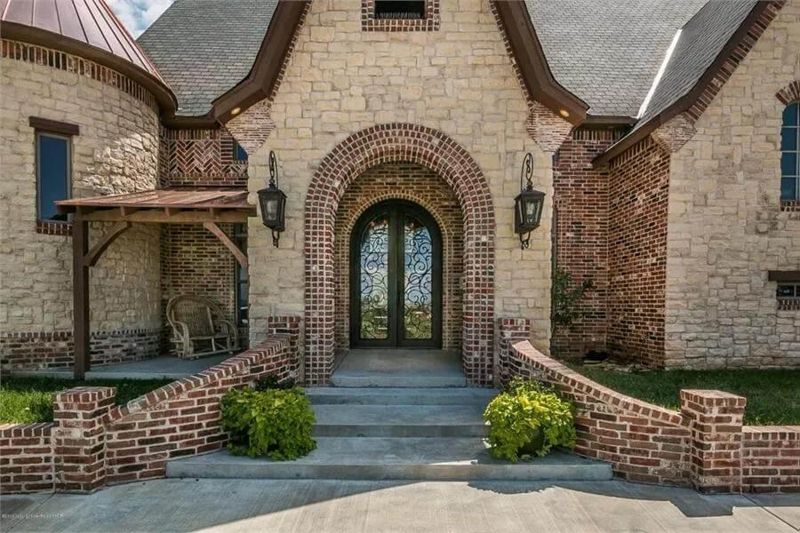 Admire the Intricate Brickwork Framing This Arched Entryway