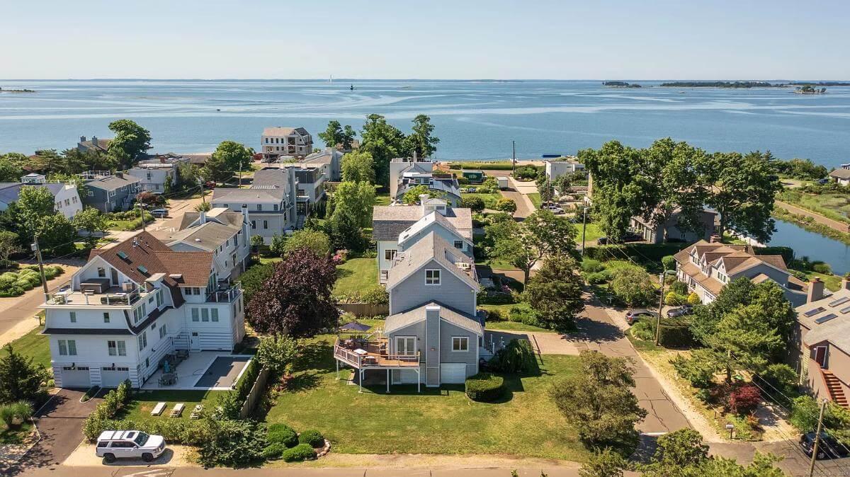 Enjoy the Ultimate Seaside Panorama from This Coastal Community