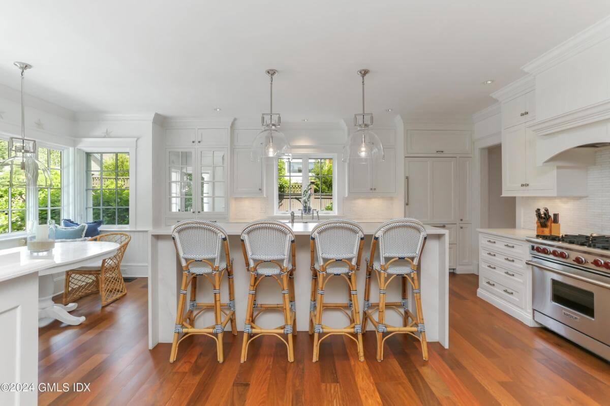 Check Out This Elegant Kitchen with a Cozy Breakfast Nook