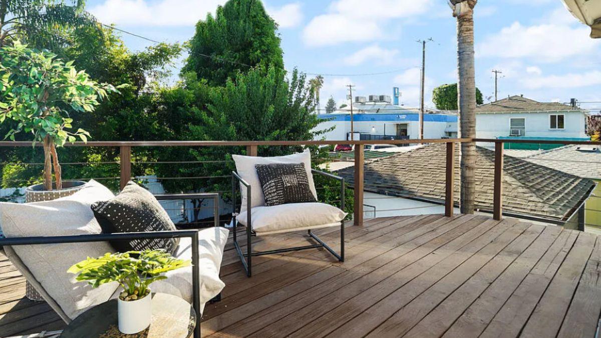 Elevated Deck with Relaxed Vibes and Uncluttered Design
