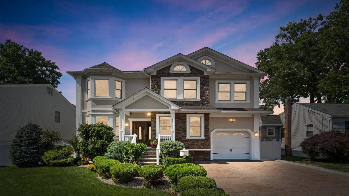 Elegant Home with Bay Windows and a Touch of Modern Luxury