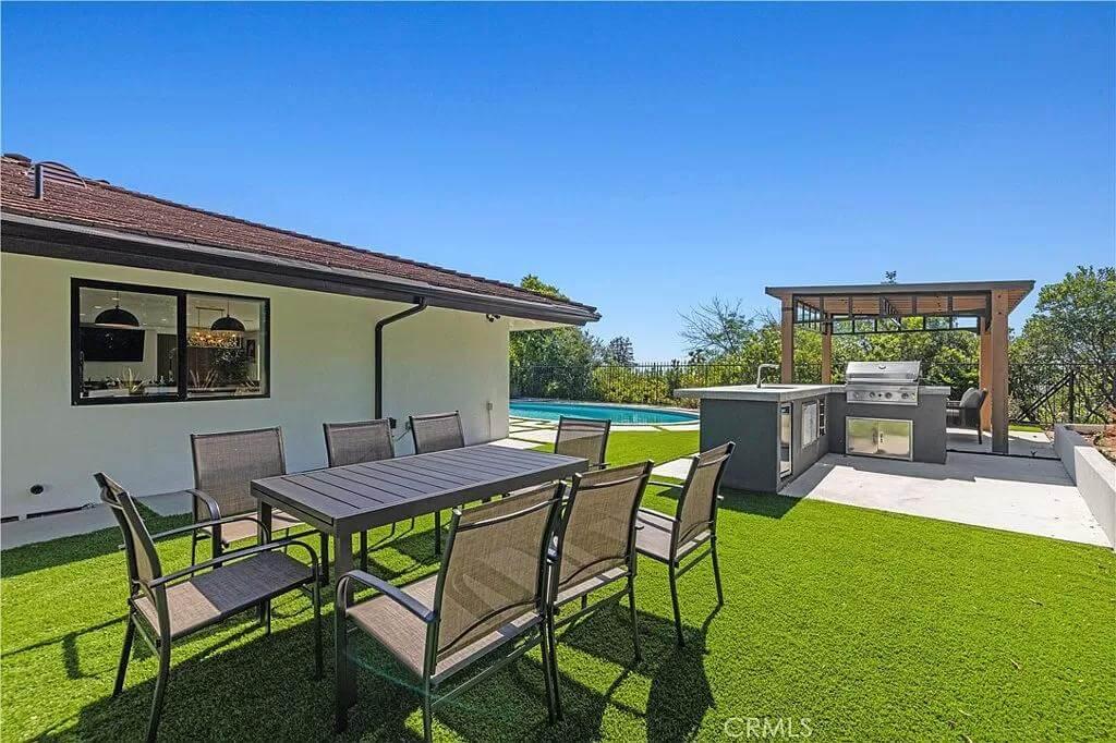 Outdoor Dining Meets Elegance with a Built-in Grill Setup