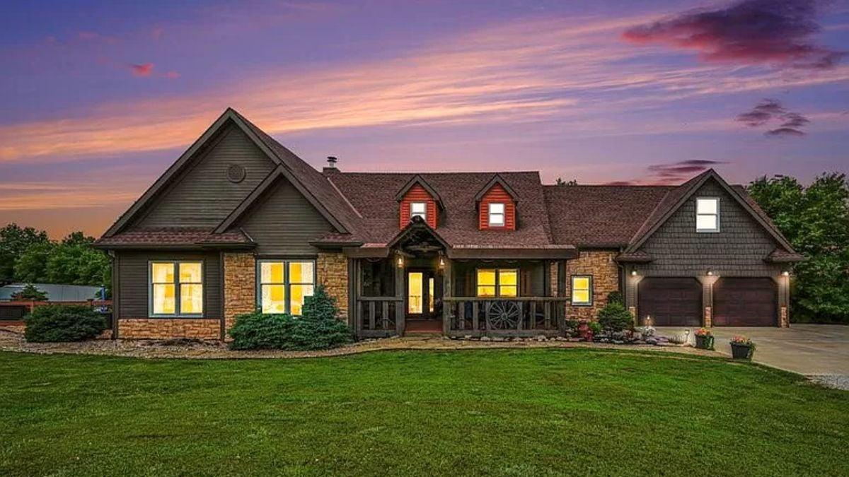 Craftsman Charm in the Twilight: Check Out That Warm Glow