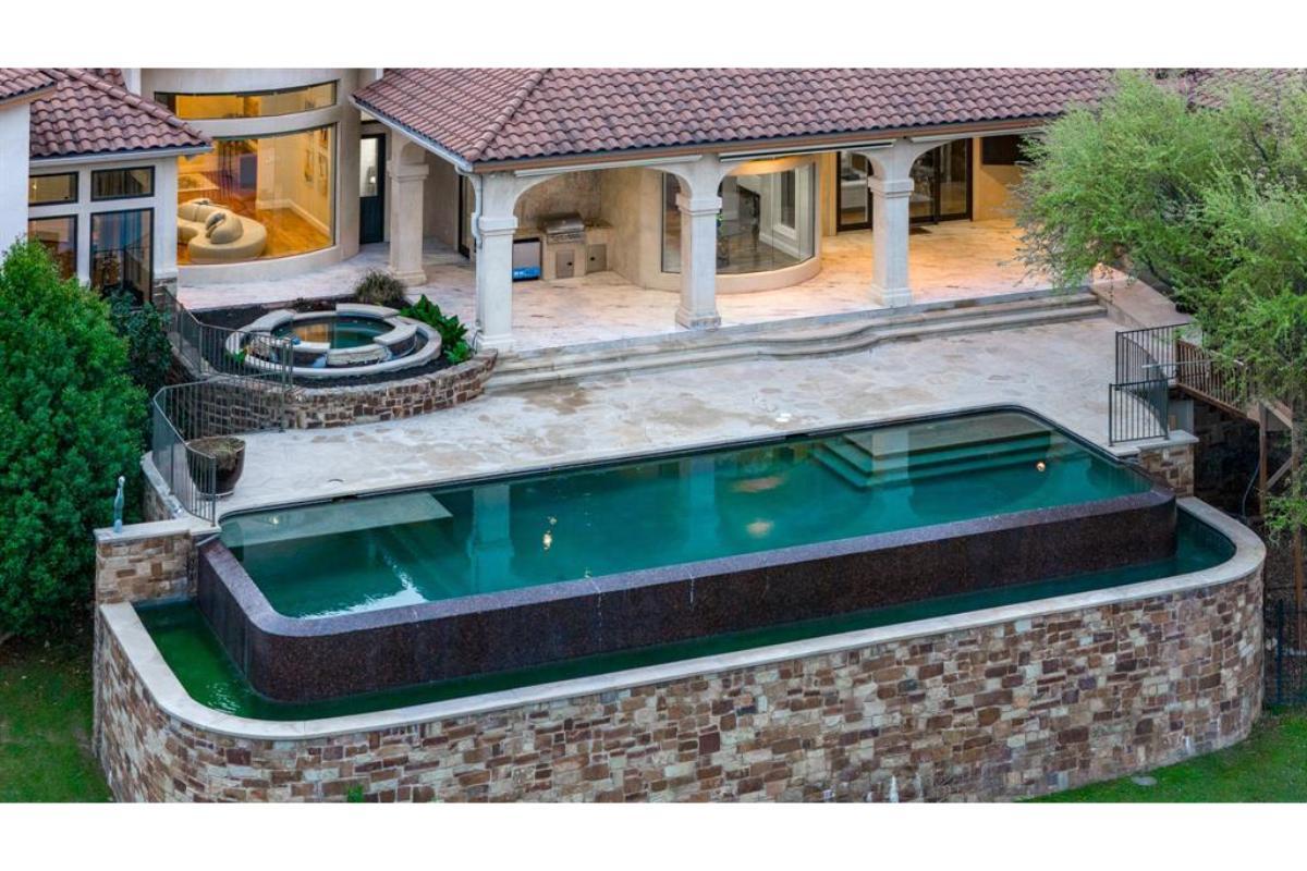 Wow, Take in the Stunning Overflow Pool and Spa Combo
