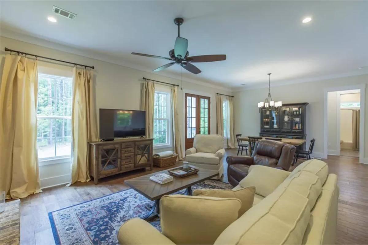 A Living Room Highlighting Cozy Seating and a Functional Layout