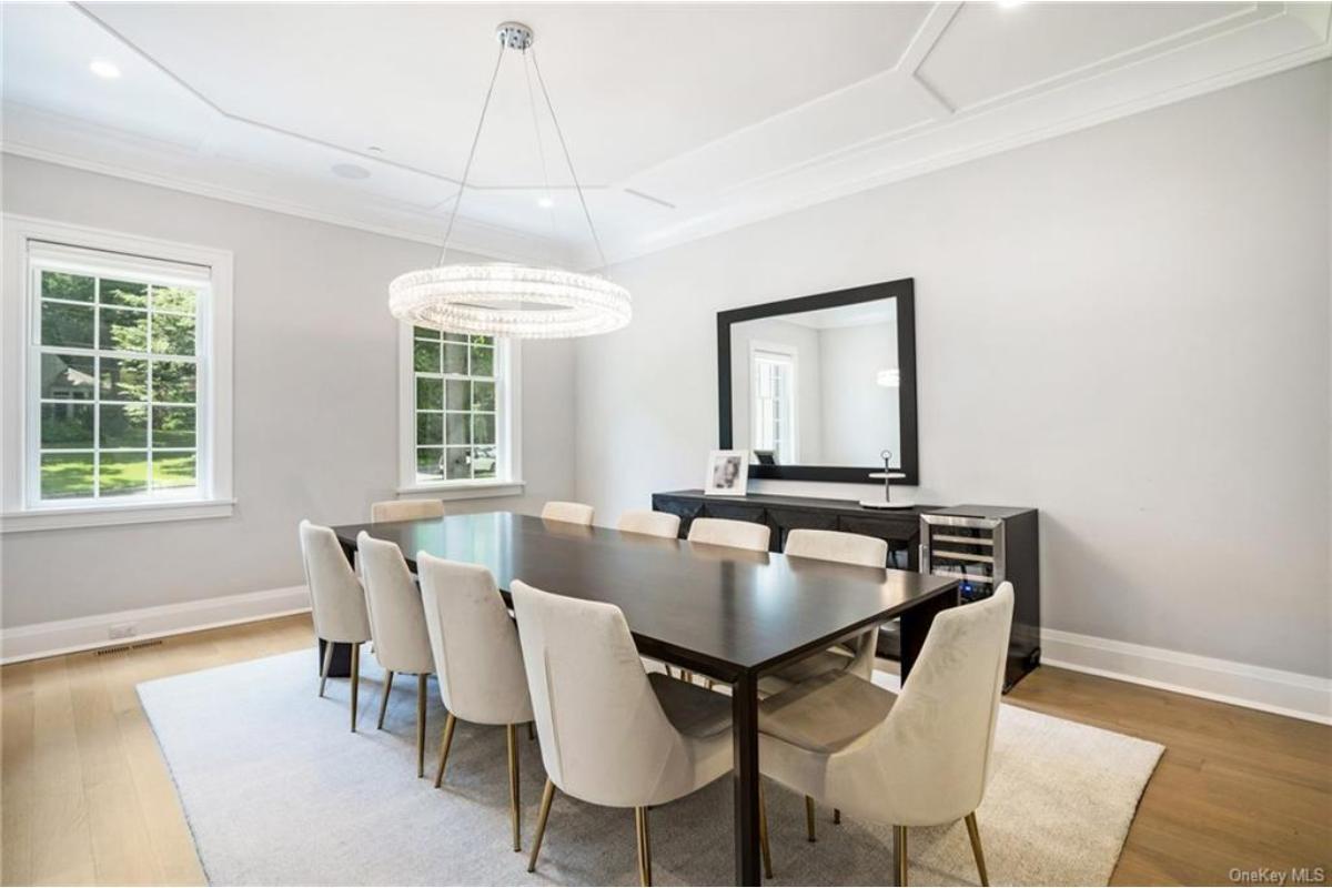 Elegant Dining Room Featuring a Chic Crystal Chandelier