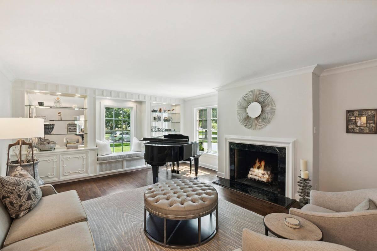 A Living Room Where the Grand Piano Steals the Spotlight