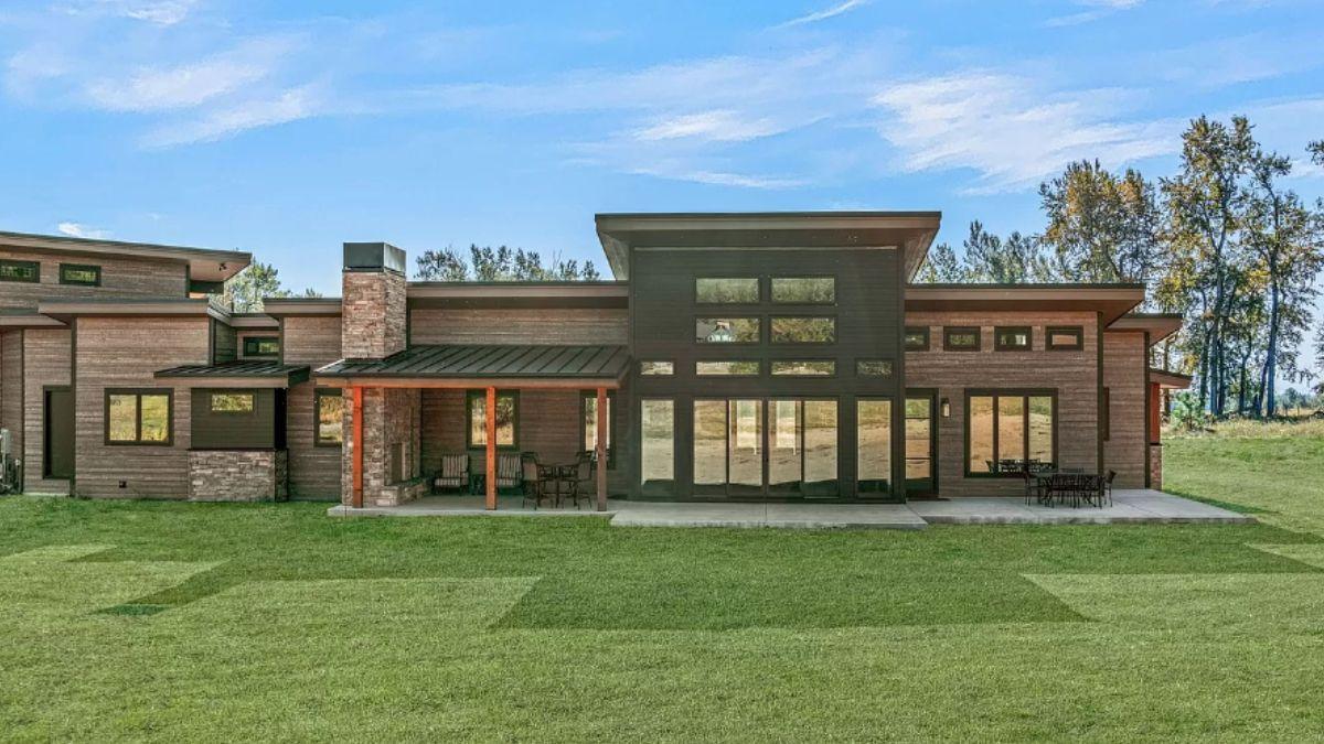 Explore the Thoughtful Geometry in This Backyard Retreat