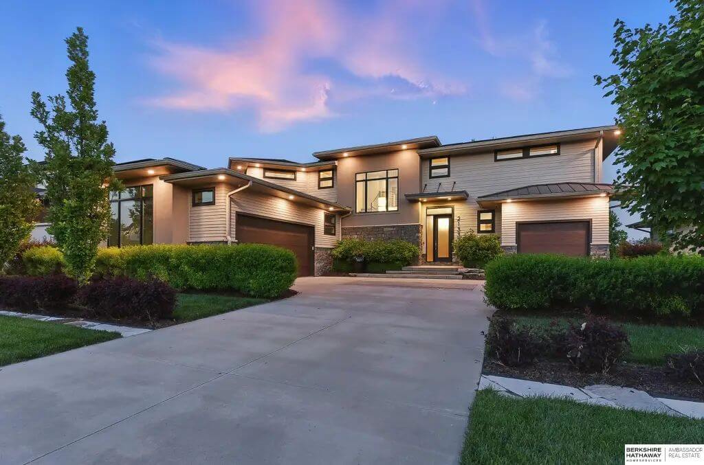 Jenny Hamlin of Bhhs Ambassador Real Estate, info provided by Coldwell Banker Realty