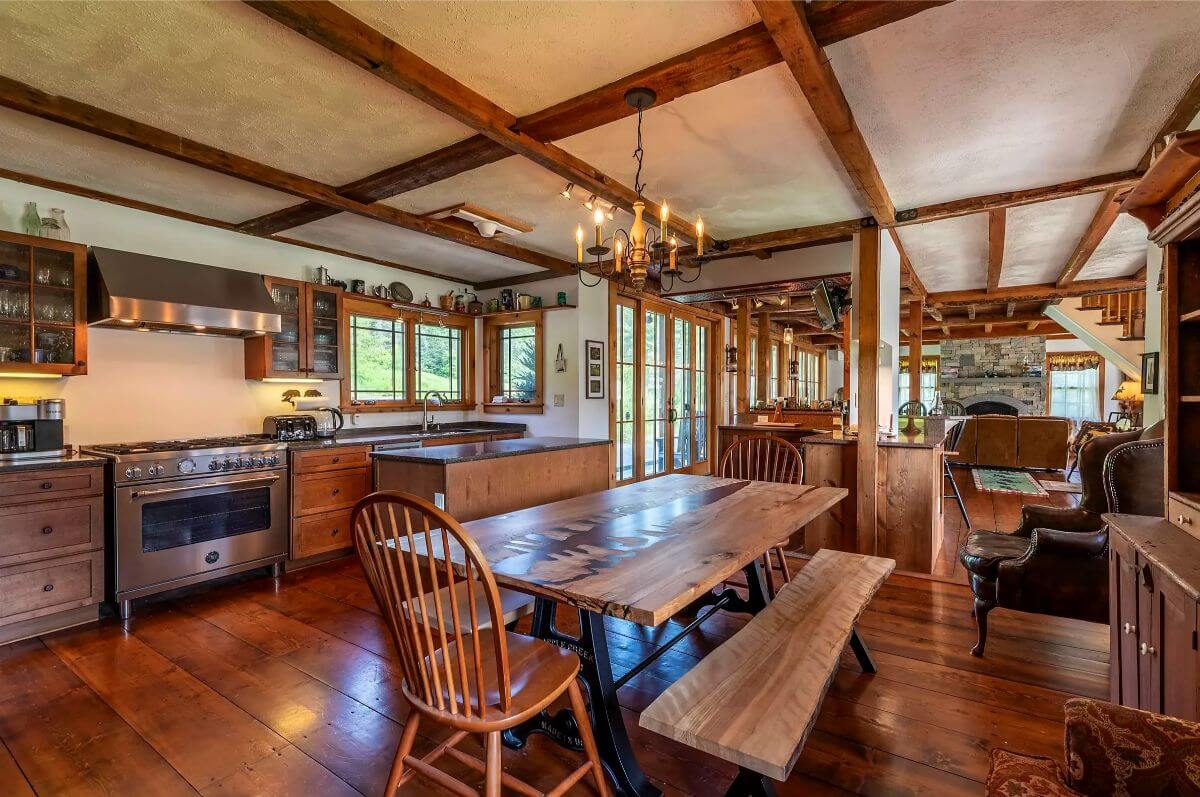 Kitchen / Dining Area