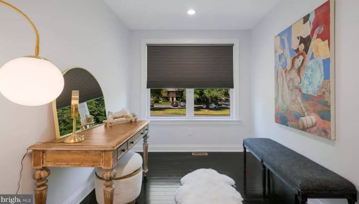 Vanity/Sitting Room