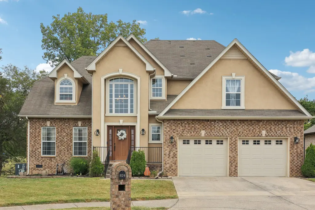 Traditional-Style 4-Bedroom Home with Open Floor Plan and Loft (2,742 Sq. Ft. Floor Plan)