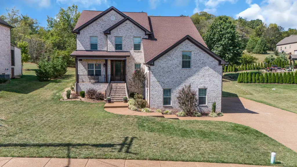 Traditional-Style 4-Bedroom Home with Wet Bar and Screened-In Porch (3,827 Sq. Ft. Floor Plan)