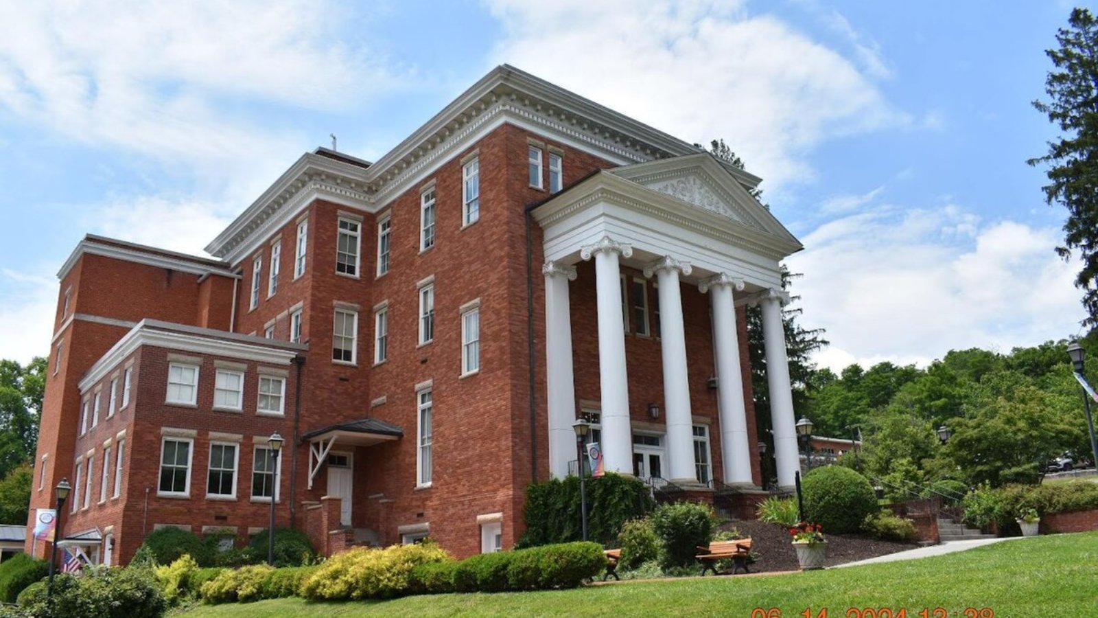 Lewisburg WV Town Image