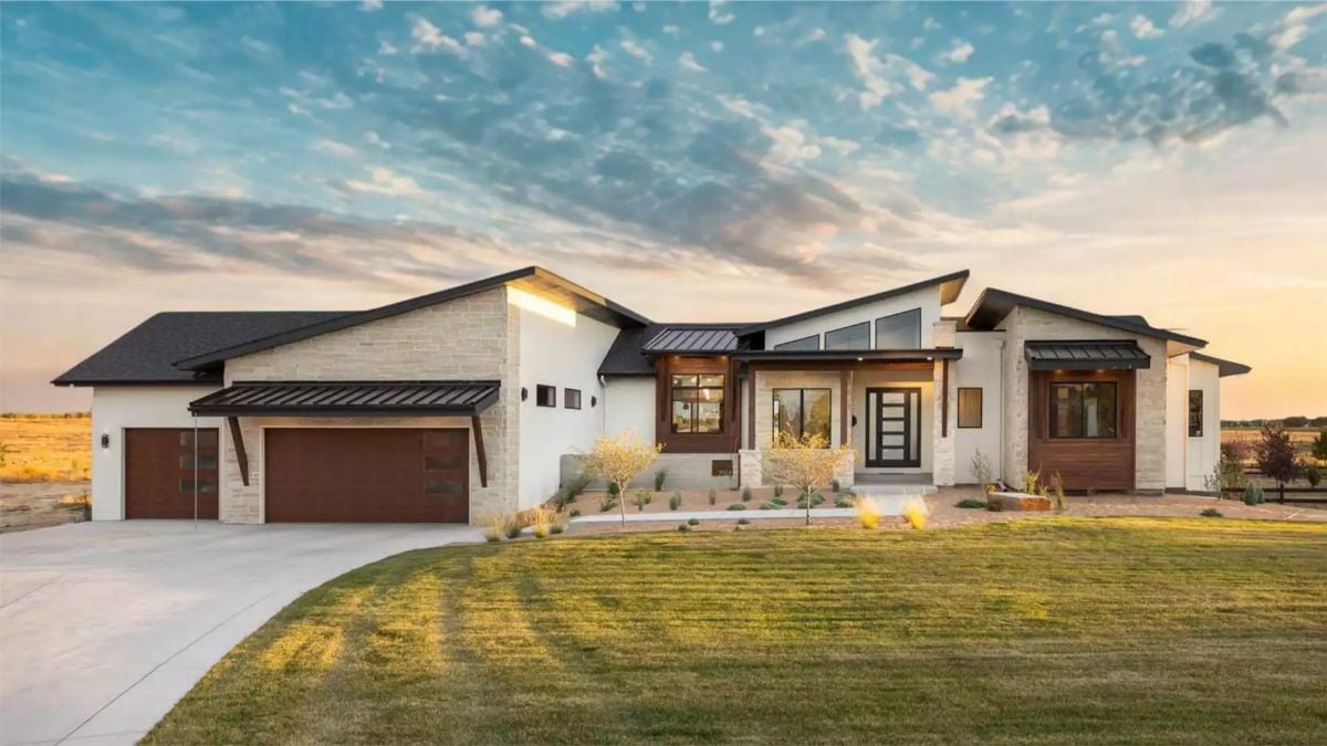 Modern 4-Bedroom Mountain-Style Kelowna Home with Courtyard and 3-Car Garage (Floor Plan)