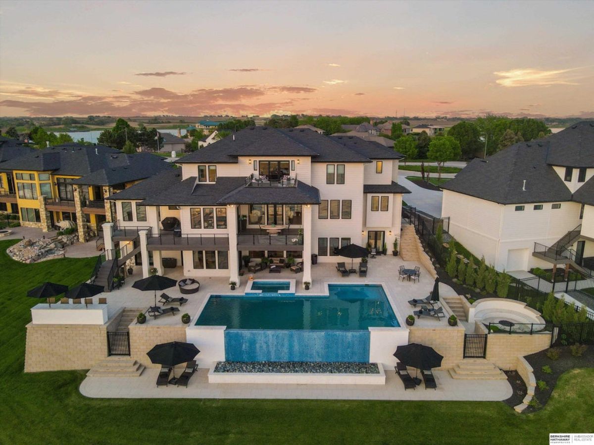 7,847 Sq. Ft. Mansion in Bennington, NE ($2,985,000)