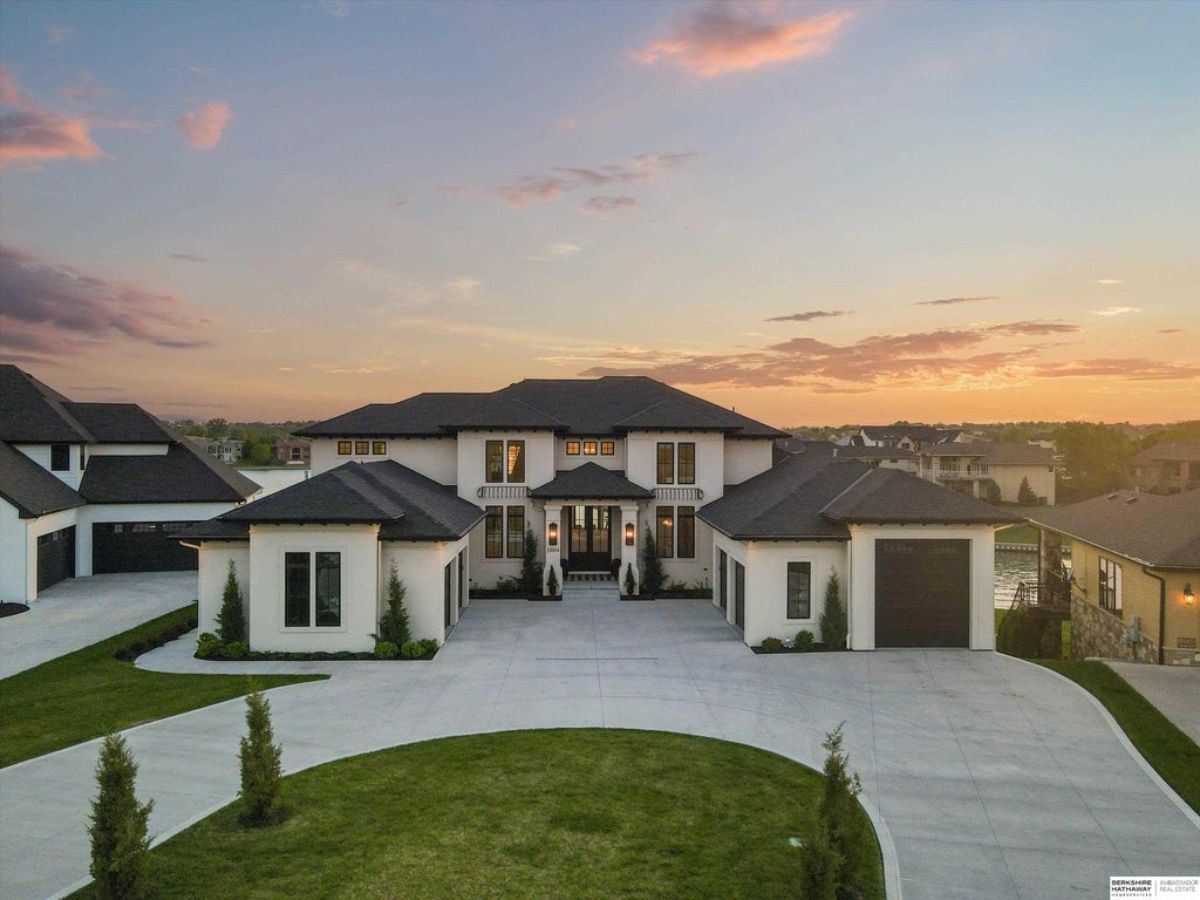 7,847 Sq. Ft. Mansion in Bennington, NE ($2,985,000)