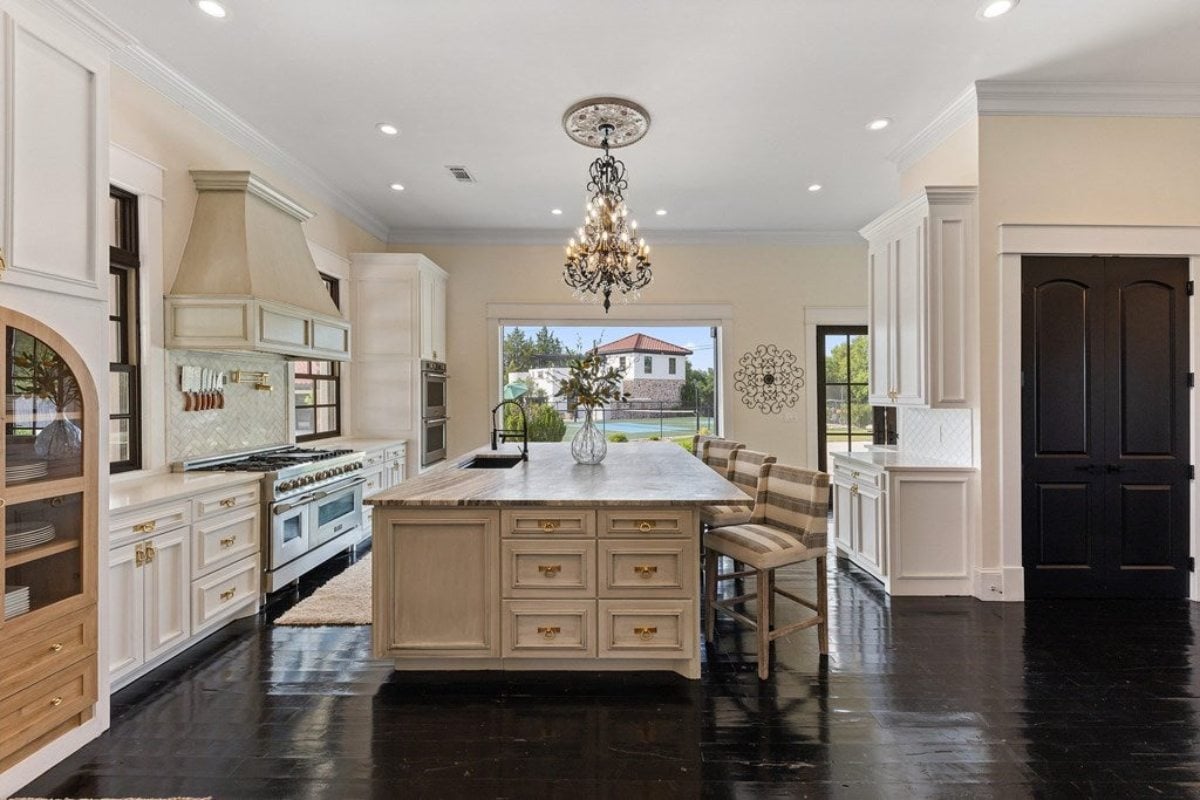 8,200 Sq. Ft. Mansion in Decatur, TX ($8,750,000)