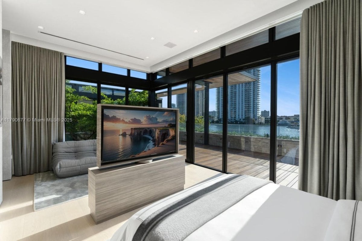 7,635 Sq. Ft. Mansion in Golden Beach, FL ($29,950,000)