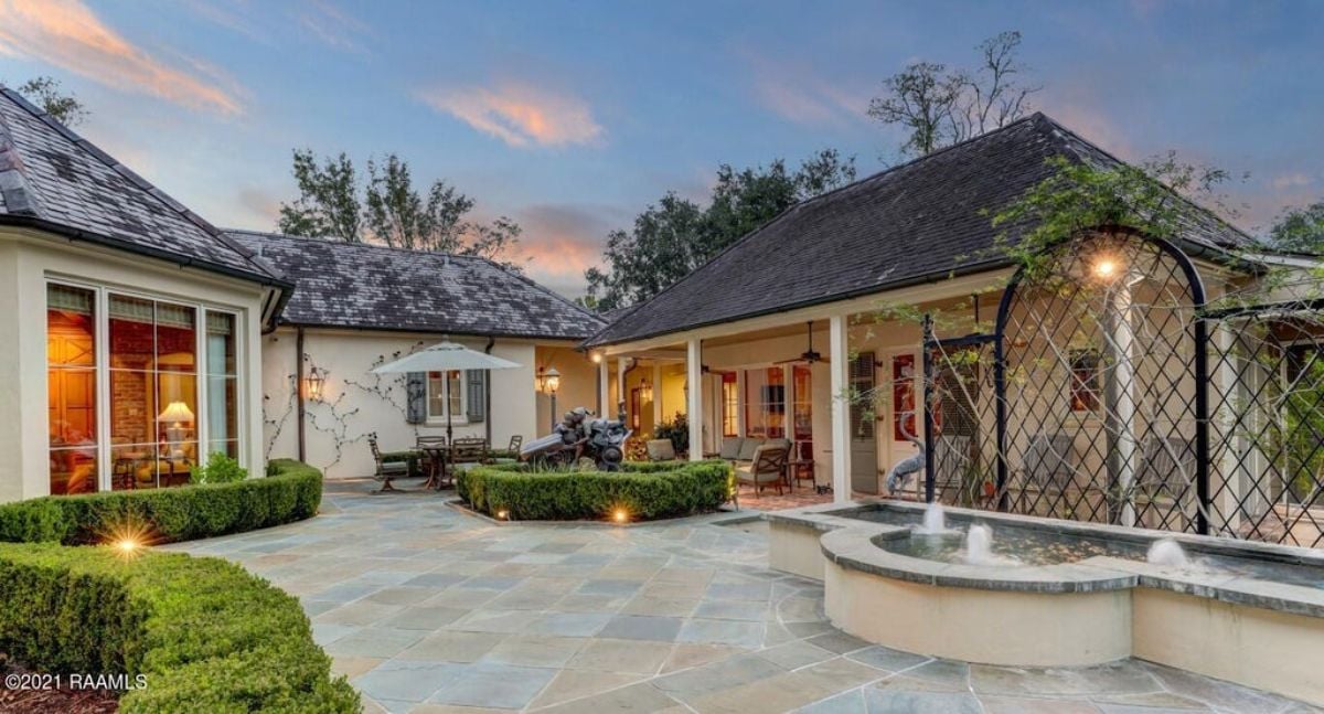 9,457 Sq. Ft. Mansion in Lafayette, LA ($3,895,000)