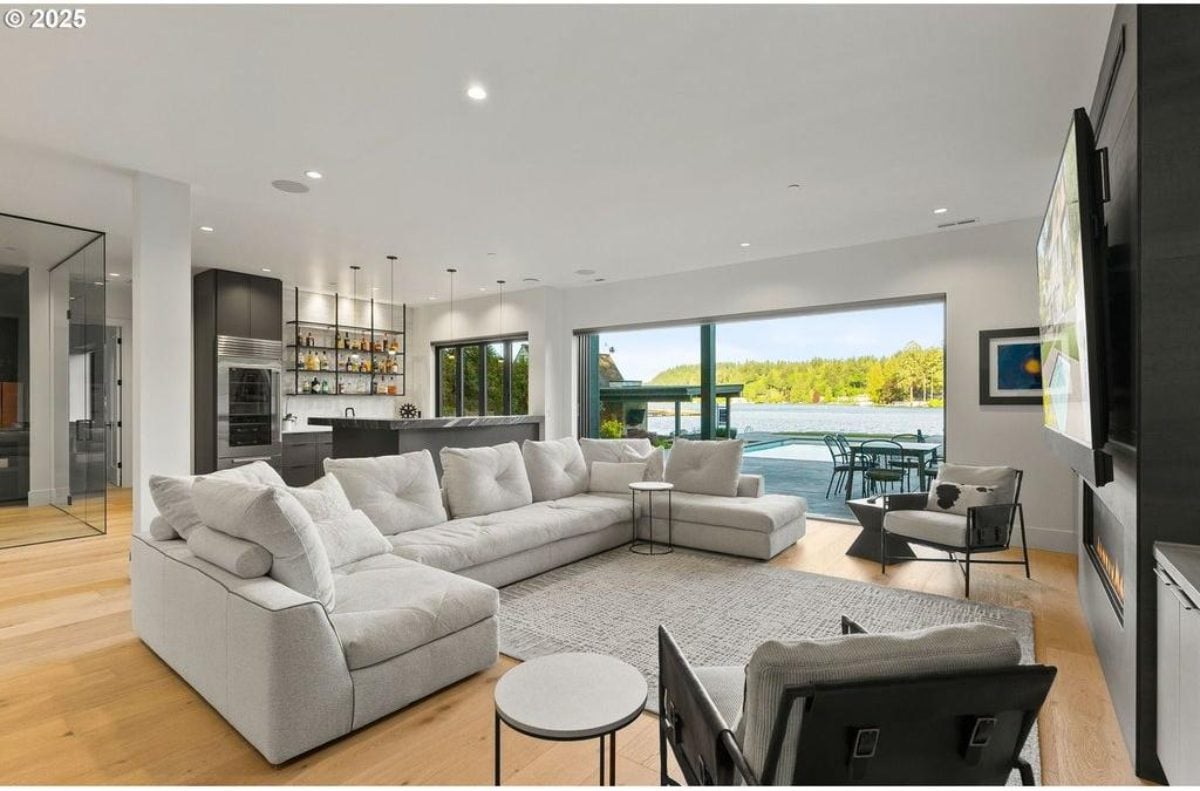 5,162 Sq. Ft. Mansion in Lake Oswego, OR ($8,995,000)