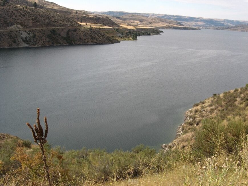 The current image has no alternative text. The file name is: Sanpoil_Arm_Lake_Roosevelt_south_of_Keller_WA.jpg