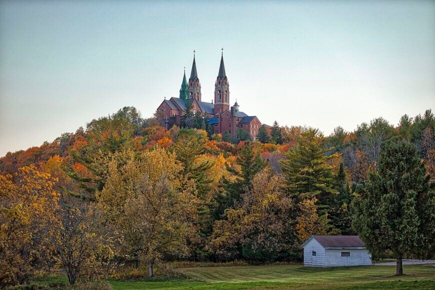 The current image has no alternative text. The file name is: Basilica_and_National_Shrine_of_Mary_Help_of_Christians_at_Holy_Hill.jpg