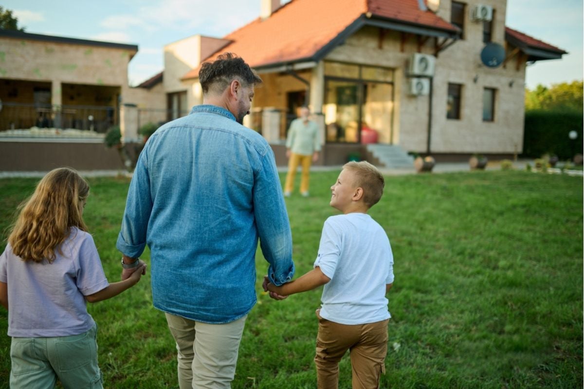 Experts Agree These Are 27 Red Flags Sellers Hope You Miss During a Walk-Through