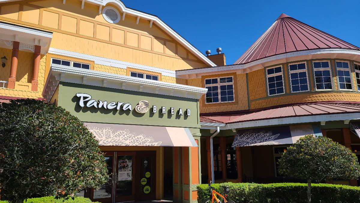 The front entrance of the Panera store.
