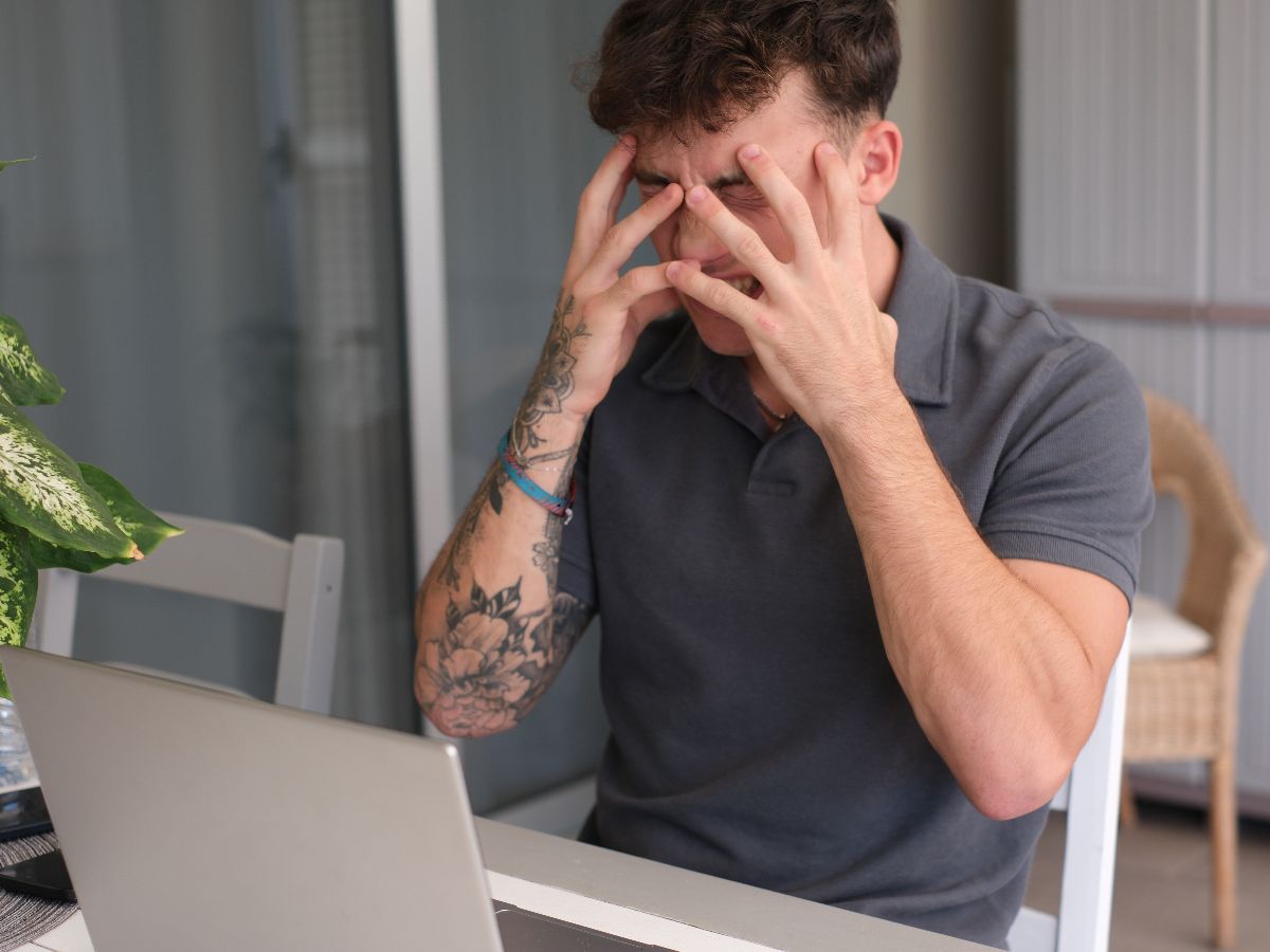 Frustrated men in front of his laptop.