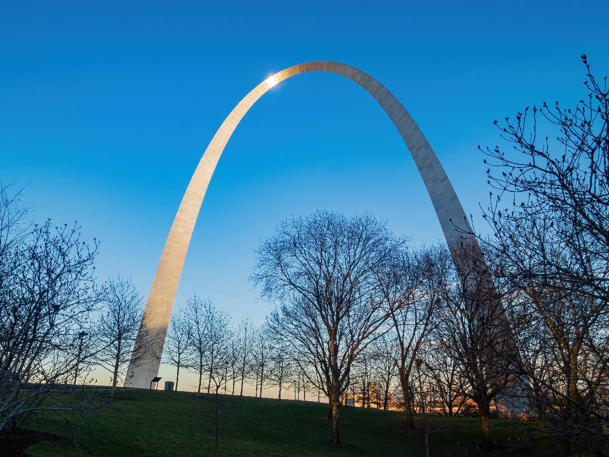 Sunny view of The Gateway Arch at Missouri.